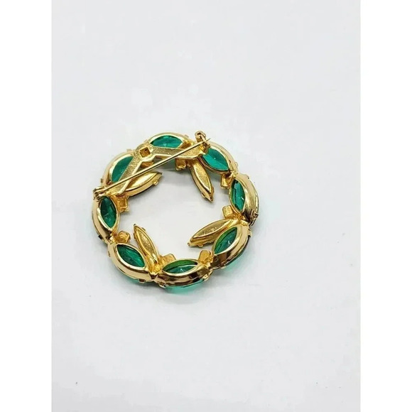 Green Glass Rhinestone Open Back Wreath Brooch Vintage Gold Tone - Picture 3 of 4